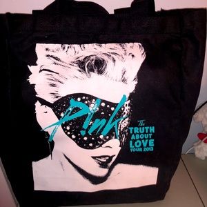 Attention P!nk fans! Truth about love tour 2013 tote bag with throw/blanket
